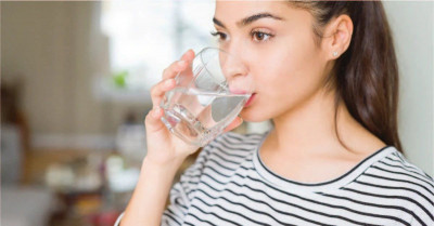 7 Tanda Anda Terlalu Banyak Minum Air Putih